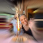 Denise Dumas Instagram - Un resumen de mi cumple. Empecé y terminé trabajando, en El Debate del Bailando, después el cumple de Nico Peralta , después familia hermosa, después Somos Nosotros en el teatro, rodeada de gente que amo… amigos y familia… que más le puedo pedir a la vida???? Santi desde lejos esta feliz, y acá no pareéde soplar velitas!!!!!! Jajajjaj!!!!😂😂 Gracias a todos por tantos mensajes lindos!!