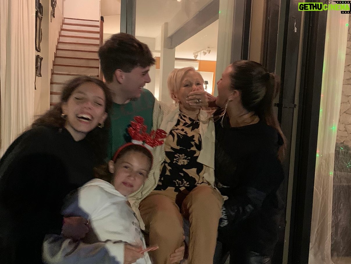 Denise Dumas Instagram - Feliz navidad!!!! En familia con bailes, festejos, cartas y muchos abrazos!!!! Las abuelas…la protagonistas! Se bailaron todo! Jajaj! ❤️❤️ Felicidades y mucha paz!!!❤️