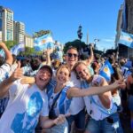 Denise Dumas Instagram – Y festejamos con todo!!!! Un día que nunca vamos a olvidar en nuestras vidas!!!! Gracias por poder vivirlo con mis hijos!!!!!!! Gracias a los jugadores!!!!!! Lloro Argentina!!!!! 🇦🇷🇦🇷 Somos campeones del mundo!!!!!!!!!