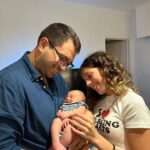 Denise Dumas Instagram - La emoción de finalmente conocer a Noah!!!!! ❤️❤️Tan perfecto y chiquito!!!! Bienvenido!!! Sus papas @fededemichelis y @braulioposternak se animaron a desearlo tan fuerte que lo hicieron posible. No fue fácil, y se hizo esperar pero acá está el rey de la casa a partir de ahora!!! Lo que lo vamos a malcriar!!!! Fede y Brau, es tan lindo verlos papás!!!! Los felicito por tanto amor y tanta lucha. No quiero dejar de nombrar a Eloísa, esa mujer valiente, que puso su vientre en un acto de amor increíble, y a mi amado @drpasqualini @halitusconvos Agunte la familia!!!!! @papas_denoah ❤️❤️❤️🌈