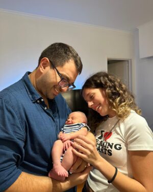 Denise Dumas Instagram - La emoción de finalmente conocer a Noah!!!!! ❤️❤️Tan perfecto y chiquito!!!! Bienvenido!!! Sus papas @fededemichelis y @braulioposternak se animaron a desearlo tan fuerte que lo hicieron posible. No fue fácil, y se hizo esperar pero acá está el rey de la casa a partir de ahora!!! Lo que lo vamos a malcriar!!!! Fede y Brau, es tan lindo verlos papás!!!! Los felicito por tanto amor y tanta lucha. No quiero dejar de nombrar a Eloísa, esa mujer valiente, que puso su vientre en un acto de amor increíble, y a mi amado @drpasqualini @halitusconvos Agunte la familia!!!!! @papas_denoah ❤️❤️❤️🌈