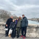 Denise Dumas Instagram - Nuestro primer día en Paris!!! Nosotros seis con mi Mamma (Abu) y mi suegra (Noni) Un sueño que toda vía no puedo creer. Que más puedo pedir!!!! En las historias van los por menores! 😂😂😂 @fran__hola @santinocurtoo @isacurto_ @emitali @campiobra @reneedelger @normacarucci