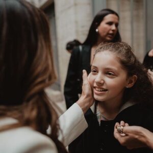 Denise Dumas Instagram - Estuve un poco ausente con tantos eventos familiares muy emocionantes… se casó mi único y amado hermano Max!!! Y así festejamos, con la gente amada, con todos mis hijos y sobrinos juntos. Viajando de sorpresa y viniendo desde lejos. Y ver la felicidad de Max y Marian fue lo más lindo de ese día!!! Que la vida los encuentre siempre así… dispuestos a charlar siempre de lo que sea, compartiendo vinos y risas. Los amo profundamente!!! Por muchas noches largas más!!! Y por seguir viendo lo felices que son juntos!!!! Chin chin!!!
Les comparto algunas fotos de un día de corridas entre comida rica y el civil.. ida y vuelta hasta la noche.
@maxdumas66 @tortamariana @campiobra @isacurto_ @santinocurtoo @emmaa.campii @fran__hola @reneedelger