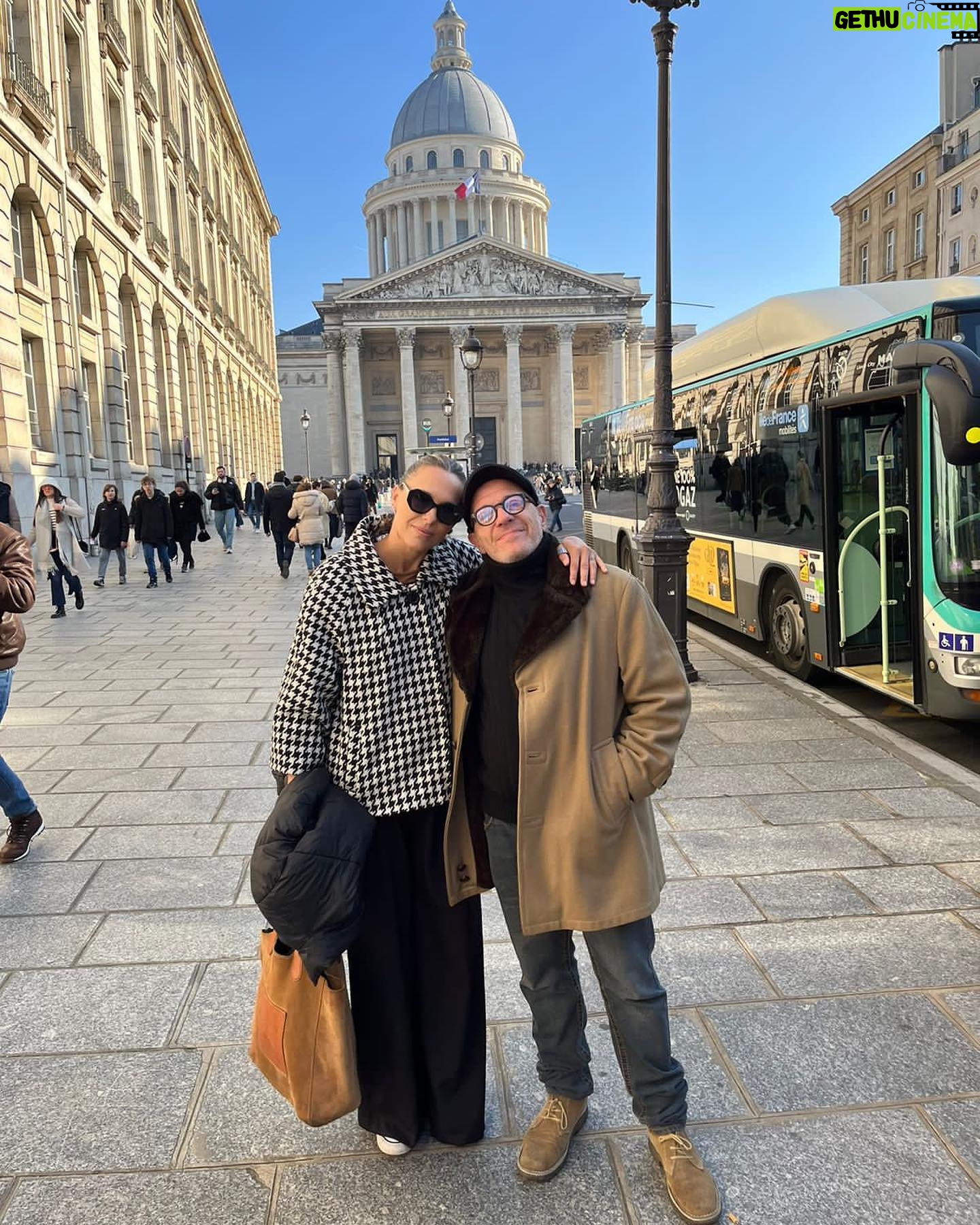 Denise Dumas Instagram - Segundo día en Paris: Barrio Latino, donde visitamos a Emily!!! Jajajja! Y Montmartre donde subimos al@Sagrado Corazón y pudimos ver un atardecer soñado!!!!! Y así nos despedimos de Paris!!! ❤️❤️❤️