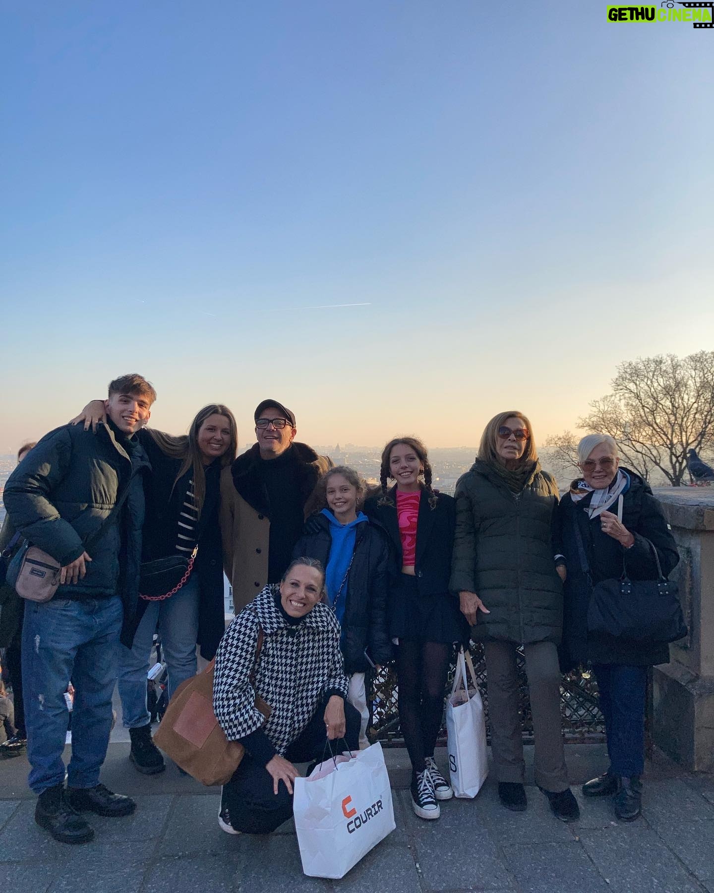Denise Dumas Instagram - Segundo día en Paris: Barrio Latino, donde visitamos a Emily!!! Jajajja! Y Montmartre donde subimos al@Sagrado Corazón y pudimos ver un atardecer soñado!!!!! Y así nos despedimos de Paris!!! ❤️❤️❤️