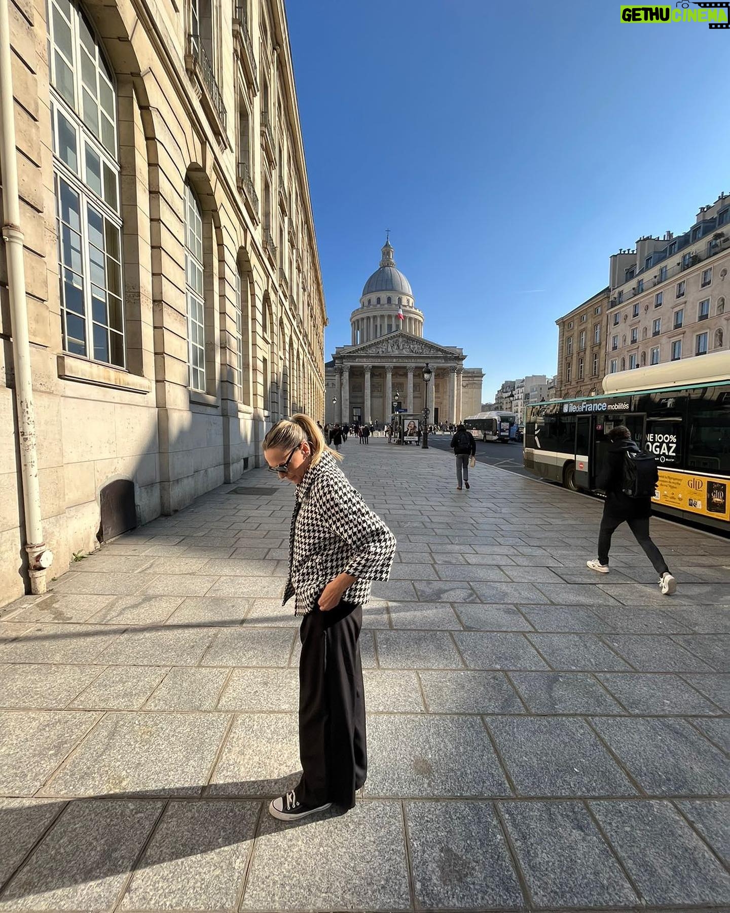 Denise Dumas Instagram - Segundo día en Paris: Barrio Latino, donde visitamos a Emily!!! Jajajja! Y Montmartre donde subimos al@Sagrado Corazón y pudimos ver un atardecer soñado!!!!! Y así nos despedimos de Paris!!! ❤️❤️❤️