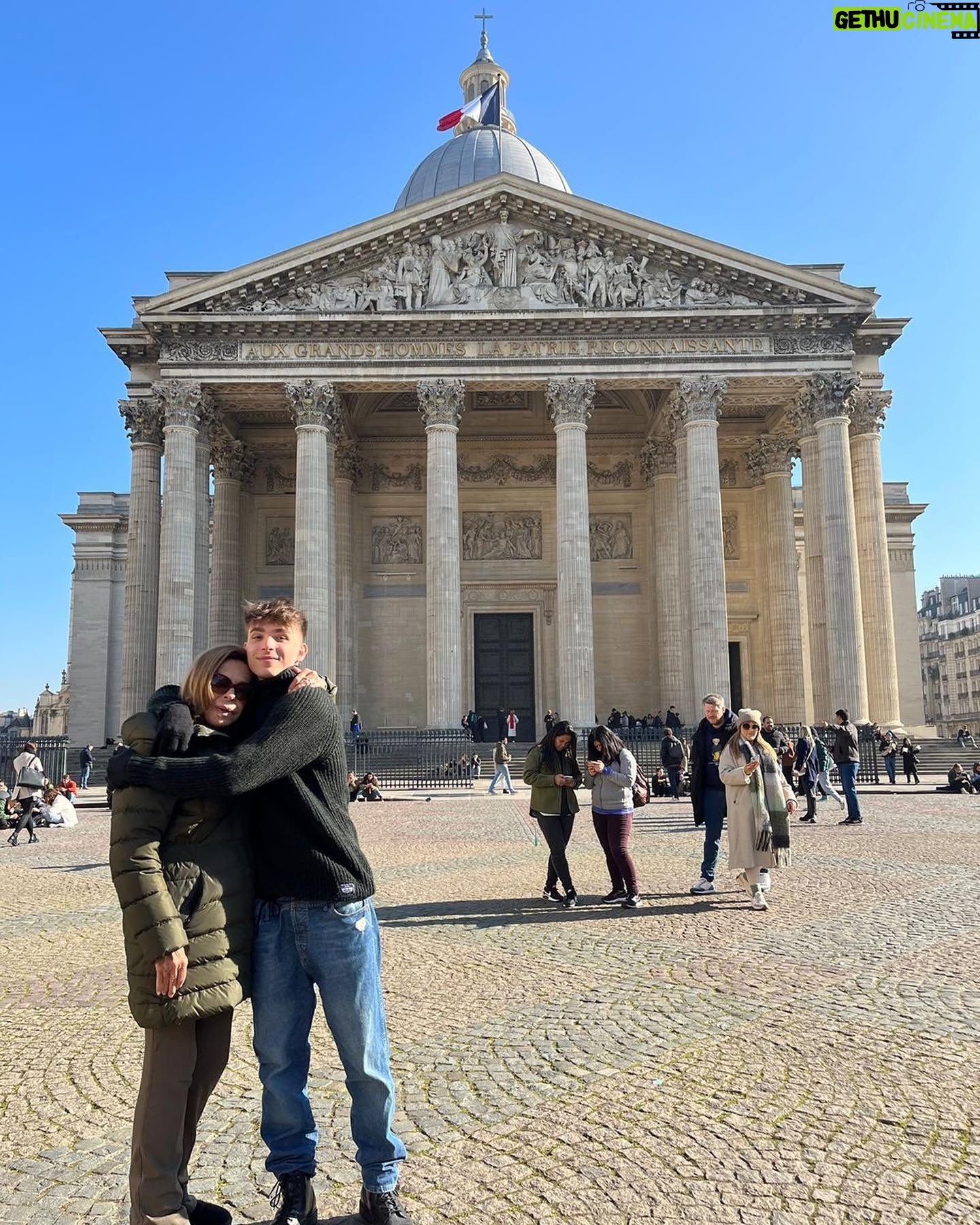 Denise Dumas Instagram - Segundo día en Paris: Barrio Latino, donde visitamos a Emily!!! Jajajja! Y Montmartre donde subimos al@Sagrado Corazón y pudimos ver un atardecer soñado!!!!! Y así nos despedimos de Paris!!! ❤️❤️❤️