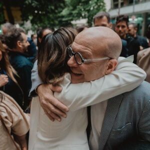 Denise Dumas Instagram - Estuve un poco ausente con tantos eventos familiares muy emocionantes… se casó mi único y amado hermano Max!!! Y así festejamos, con la gente amada, con todos mis hijos y sobrinos juntos. Viajando de sorpresa y viniendo desde lejos. Y ver la felicidad de Max y Marian fue lo más lindo de ese día!!! Que la vida los encuentre siempre así… dispuestos a charlar siempre de lo que sea, compartiendo vinos y risas. Los amo profundamente!!! Por muchas noches largas más!!! Y por seguir viendo lo felices que son juntos!!!! Chin chin!!!
Les comparto algunas fotos de un día de corridas entre comida rica y el civil.. ida y vuelta hasta la noche.
@maxdumas66 @tortamariana @campiobra @isacurto_ @santinocurtoo @emmaa.campii @fran__hola @reneedelger