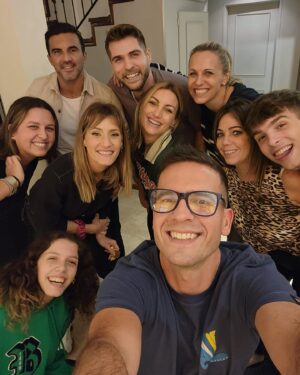 Denise Dumas Instagram - Qué linda noche de charla, risas y vino!!!! Gracias por compartir!!!!! Amigos que son familia!!! @peralta_nico @piashaw @sofimacaggi @juampigon @micaviciconte @fabiancuberooficial @isacurto_ @santinocurtoo @emitali