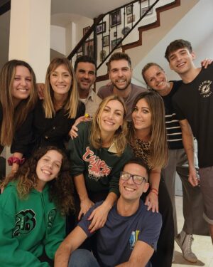 Denise Dumas Instagram - Qué linda noche de charla, risas y vino!!!! Gracias por compartir!!!!! Amigos que son familia!!! @peralta_nico @piashaw @sofimacaggi @juampigon @micaviciconte @fabiancuberooficial @isacurto_ @santinocurtoo @emitali