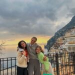 Denise Dumas Instagram - Vean el video de nuestro viaje hasta Amalfi! Tomamos tren desde Roma hasta Vietri Sul Mare, y de ahí nos faltaban unos 12 kilómetros que los hicimos en micro hasta Amalfi. Varios del equipo desmayados y asustados!!!! Jajajjaj! Iba muy rápido y hay muchas curvas y da miedoooo … pero el camino es un sueño, y cuando llegas no podes creer lo que ves! Hay fotos de Amalfi, y de Positano que fuimos hoy. Una emoción!!!!!!