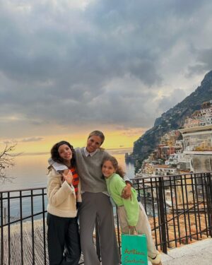 Denise Dumas Instagram - Vean el video de nuestro viaje hasta Amalfi! Tomamos tren desde Roma hasta Vietri Sul Mare, y de ahí nos faltaban unos 12 kilómetros que los hicimos en micro hasta Amalfi. Varios del equipo desmayados y asustados!!!! Jajajjaj! Iba muy rápido y hay muchas curvas y da miedoooo … pero el camino es un sueño, y cuando llegas no podes creer lo que ves! Hay fotos de Amalfi, y de Positano que fuimos hoy. Una emoción!!!!!!