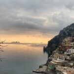 Denise Dumas Instagram - Vean el video de nuestro viaje hasta Amalfi! Tomamos tren desde Roma hasta Vietri Sul Mare, y de ahí nos faltaban unos 12 kilómetros que los hicimos en micro hasta Amalfi. Varios del equipo desmayados y asustados!!!! Jajajjaj! Iba muy rápido y hay muchas curvas y da miedoooo … pero el camino es un sueño, y cuando llegas no podes creer lo que ves! Hay fotos de Amalfi, y de Positano que fuimos hoy. Una emoción!!!!!!