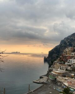 Denise Dumas Instagram - Vean el video de nuestro viaje hasta Amalfi! Tomamos tren desde Roma hasta Vietri Sul Mare, y de ahí nos faltaban unos 12 kilómetros que los hicimos en micro hasta Amalfi. Varios del equipo desmayados y asustados!!!! Jajajjaj! Iba muy rápido y hay muchas curvas y da miedoooo … pero el camino es un sueño, y cuando llegas no podes creer lo que ves! Hay fotos de Amalfi, y de Positano que fuimos hoy. Una emoción!!!!!!