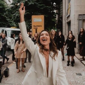 Denise Dumas Instagram - Estuve un poco ausente con tantos eventos familiares muy emocionantes… se casó mi único y amado hermano Max!!! Y así festejamos, con la gente amada, con todos mis hijos y sobrinos juntos. Viajando de sorpresa y viniendo desde lejos. Y ver la felicidad de Max y Marian fue lo más lindo de ese día!!! Que la vida los encuentre siempre así… dispuestos a charlar siempre de lo que sea, compartiendo vinos y risas. Los amo profundamente!!! Por muchas noches largas más!!! Y por seguir viendo lo felices que son juntos!!!! Chin chin!!!
Les comparto algunas fotos de un día de corridas entre comida rica y el civil.. ida y vuelta hasta la noche.
@maxdumas66 @tortamariana @campiobra @isacurto_ @santinocurtoo @emmaa.campii @fran__hola @reneedelger