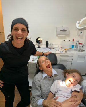 Denise Dumas Instagram - Tarde de odontólogos!!! Gracias @drarosanacarretero !!!! Gracias @dr.hernanbogook !!! Los mejores… y encima se ocupan de todos nosotros!! Un montón!!!