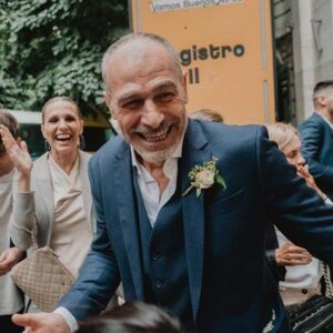 Denise Dumas Instagram - Estuve un poco ausente con tantos eventos familiares muy emocionantes… se casó mi único y amado hermano Max!!! Y así festejamos, con la gente amada, con todos mis hijos y sobrinos juntos. Viajando de sorpresa y viniendo desde lejos. Y ver la felicidad de Max y Marian fue lo más lindo de ese día!!! Que la vida los encuentre siempre así… dispuestos a charlar siempre de lo que sea, compartiendo vinos y risas. Los amo profundamente!!! Por muchas noches largas más!!! Y por seguir viendo lo felices que son juntos!!!! Chin chin!!!
Les comparto algunas fotos de un día de corridas entre comida rica y el civil.. ida y vuelta hasta la noche.
@maxdumas66 @tortamariana @campiobra @isacurto_ @santinocurtoo @emmaa.campii @fran__hola @reneedelger