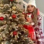 Denise Richards Instagram - Merry Christmas Eve! Adding some Christmas cheer to my studio🎄