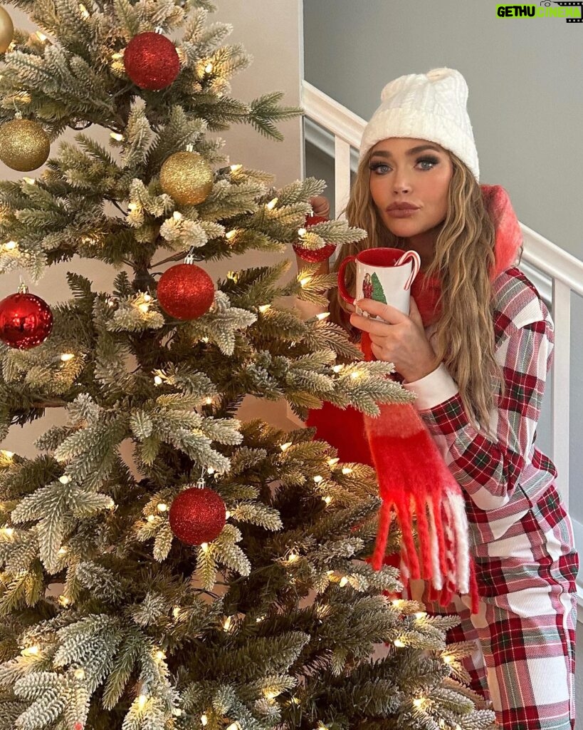 Denise Richards Instagram - Merry Christmas Eve! Adding some Christmas cheer to my studio🎄