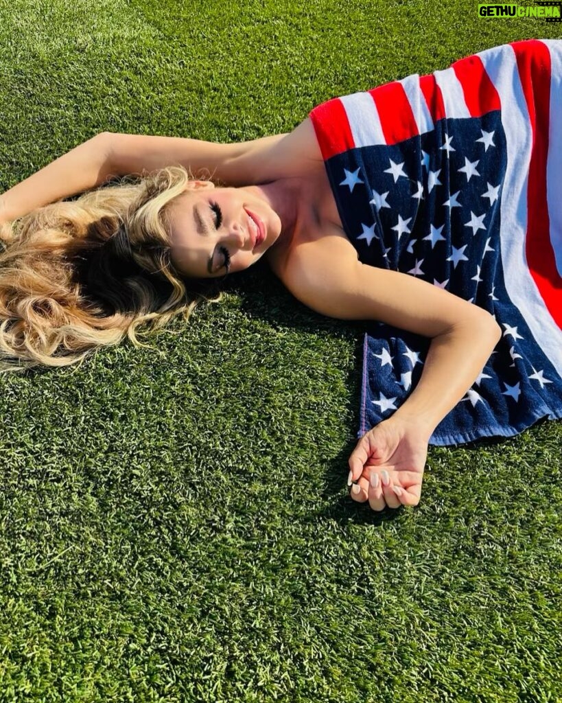Denise Richards Instagram - Hope everyone has a safe and wonderful 4th of July! ❤️🤍💙