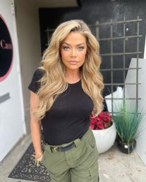 Denise Richards Instagram - Luscious locks by @LauraRugetti & @hiddencrownhair 💁🏼‍♀️