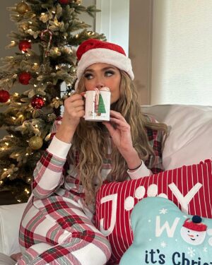 Denise Richards Instagram - Merry Christmas Eve! Adding some Christmas cheer to my studio🎄