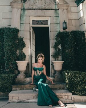 Denise Richards Instagram - Have a holly jolly Christmas! Xoxo, DR 💋🎄