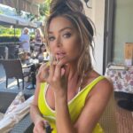 Denise Richards Instagram - Happy Sunday 💛 link in bio 🥰 📸: @aaronwilliamcameron