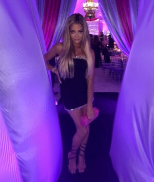 Denise Richards Instagram - Fun night with hubby… Event benefiting several charities. @animalloversrescuellc Thank you @thebermanteam for having us. 

Makeup💄: @julzhopemua 
Hair ✂️ :  @hairbymariafuqua 
@hiddencrownhair 
👗: @retrofete 
👠: @maisonvalentino 
👛: @cultgaia 
👔: @johnvarvatos