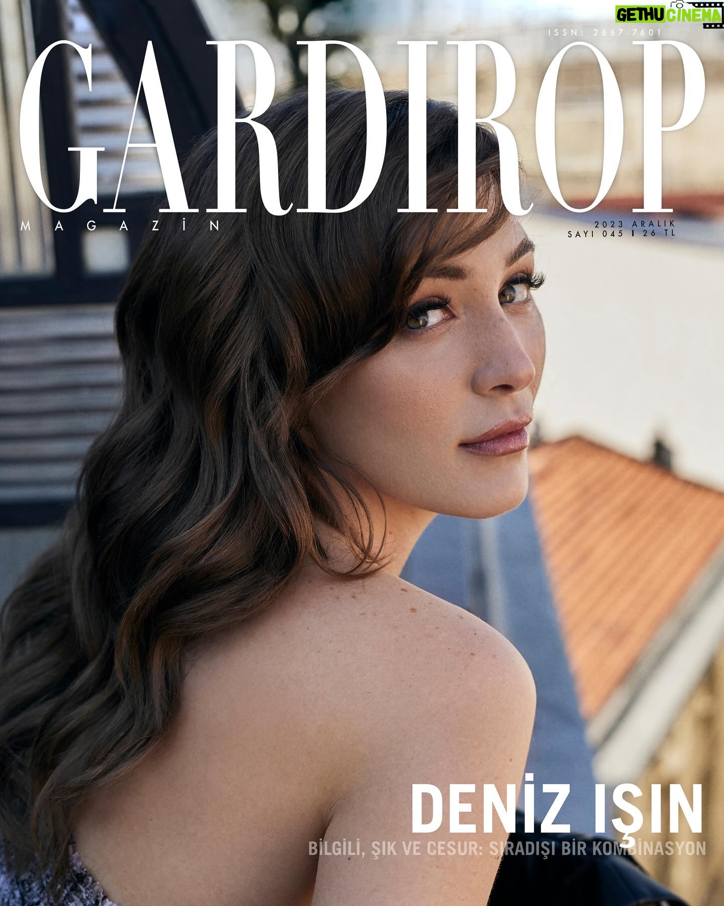 Deniz Işın Instagram - Deniz Işın: Bilgili, Şık ve Cesur: Sıradışı Bir Kombinasyon ✨ “Kendimde bu kadar çok “ben” olduğunu farkedip hepsini kucaklamak çok ferahlatıcıymış. Böylelikle ilhamımı kendimden almak aslında diğer her türlü karakter ve düşünceye karşı daha açık olmamı sağladı. Onun dışında yalnız kalmak, kalabilmek de benim için bir motivasyon kaynağı. Ailem, arkadaşlarım.. galiba o ana göre seçiyor bile olabilirim motivasyon kaynağımı” diyen Deniz Işın, sorularımızı tüm samimiyetiyle yanıtlıyor. Başarılı oyuncu Deniz Işın ile çok keyifli bir kapak çekimi gerçekleştirdik. 🦋🌸 @deniz.isin @gardiropmagazin #gardiropcover #gardiropmagazin Yeni sayımız tüm dijital platformlarda ✨ #denizisin Yayınlar Direktörü: @gulay_ozdemir Fotoğraflar: @ozanbalta Video: @unalavcii Moda ve Güzellik Direktörü: @caglakucukdereli Stylist: @neseoner Saç: @sabitakkaya @emircansaraccc Makyaj: @gamzetepee Kurumsal İletişim: @mine.gunduz Marka İletişimi: @yoncayalki Prodüksiyon: @nutekstudio Mekan: @thegalataistanbul Teşekkürler @icontalentofficial @basakgunesberk @oguzhanturerr @suleymanico