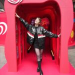 Deniz Işın Instagram – Mutlu anlar vardır ve hep var olacaktır🥰
Algida bize bunu Kanyon’da kurduğu mutluluk müzesiyle her anımızda hatırlatmaya devam ediyor🥳 8 Mayıs’a kadar gelin ve özellikle nostalji tünelinde çocukluğunuza dönün🍦 @algidaturkiye #AlgidaMutlulukMuzesi
#işbirliği