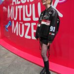 Deniz Işın Instagram – Mutlu anlar vardır ve hep var olacaktır🥰
Algida bize bunu Kanyon’da kurduğu mutluluk müzesiyle her anımızda hatırlatmaya devam ediyor🥳 8 Mayıs’a kadar gelin ve özellikle nostalji tünelinde çocukluğunuza dönün🍦 @algidaturkiye #AlgidaMutlulukMuzesi
#işbirliği