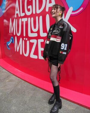 Deniz Işın Instagram - Mutlu anlar vardır ve hep var olacaktır🥰
Algida bize bunu Kanyon’da kurduğu mutluluk müzesiyle her anımızda hatırlatmaya devam ediyor🥳 8 Mayıs’a kadar gelin ve özellikle nostalji tünelinde çocukluğunuza dönün🍦 @algidaturkiye #AlgidaMutlulukMuzesi
#işbirliği