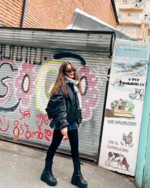 Deniz Işın Instagram - Bu kez gülüp yürüyorum. Genel. 🚸 🤚🏻🧍🏼‍♀️🧍🏼