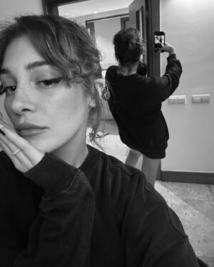 Deniz Işın Instagram - Aynalar ve akisler ve nedense milkshake 🪞🥛