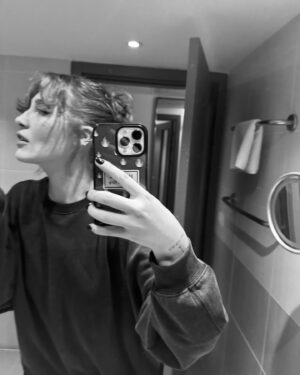 Deniz Işın Instagram - Aynalar ve akisler ve nedense milkshake 🪞🥛