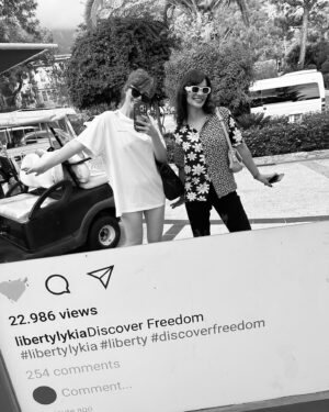 Deniz Işın Instagram - Aynalar ve akisler ve nedense milkshake 🪞🥛