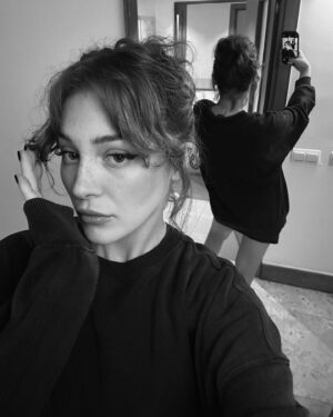 Deniz Işın Instagram - Aynalar ve akisler ve nedense milkshake 🪞🥛