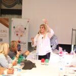Derya Baykal Instagram - Sizin enerjiniz ve pozitif yaklaşımınız , sadece örgüye değil, aynı zamanda hayata bakışımıza da renk kattı. Yaptığınız her özverili dokunuş, paylaştığınız her bilgi ve deneyim kadınlarımızın yoluna bir ışık oldu . Sizinle geçirdiğimiz iki gün hepimiz için unutulmazdı💐 Teşekkürler, sevgili @deryabaykal sıcaklığınız ,samimiyetiniz, ilginiz , kısacası, Herşey için …❤️ . #ılgazörgükampı #ılgaz #örgü #kamp #deryabaykal #atölye #söyleşi #kadın #üretenkadınlar #kadınlarözeldir #organizasyon #byözlemöztepe