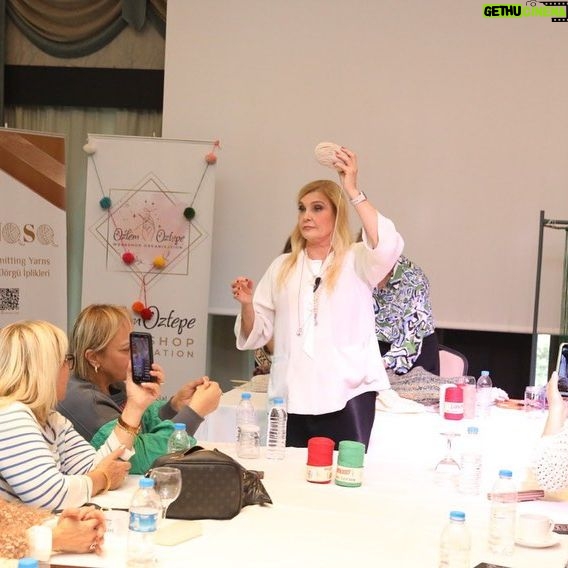 Derya Baykal Instagram - Sizin enerjiniz ve pozitif yaklaşımınız , sadece örgüye değil, aynı zamanda hayata bakışımıza da renk kattı. Yaptığınız her özverili dokunuş, paylaştığınız her bilgi ve deneyim kadınlarımızın yoluna bir ışık oldu . Sizinle geçirdiğimiz iki gün hepimiz için unutulmazdı💐 Teşekkürler, sevgili @deryabaykal sıcaklığınız ,samimiyetiniz, ilginiz , kısacası, Herşey için …❤️ . #ılgazörgükampı #ılgaz #örgü #kamp #deryabaykal #atölye #söyleşi #kadın #üretenkadınlar #kadınlarözeldir #organizasyon #byözlemöztepe
