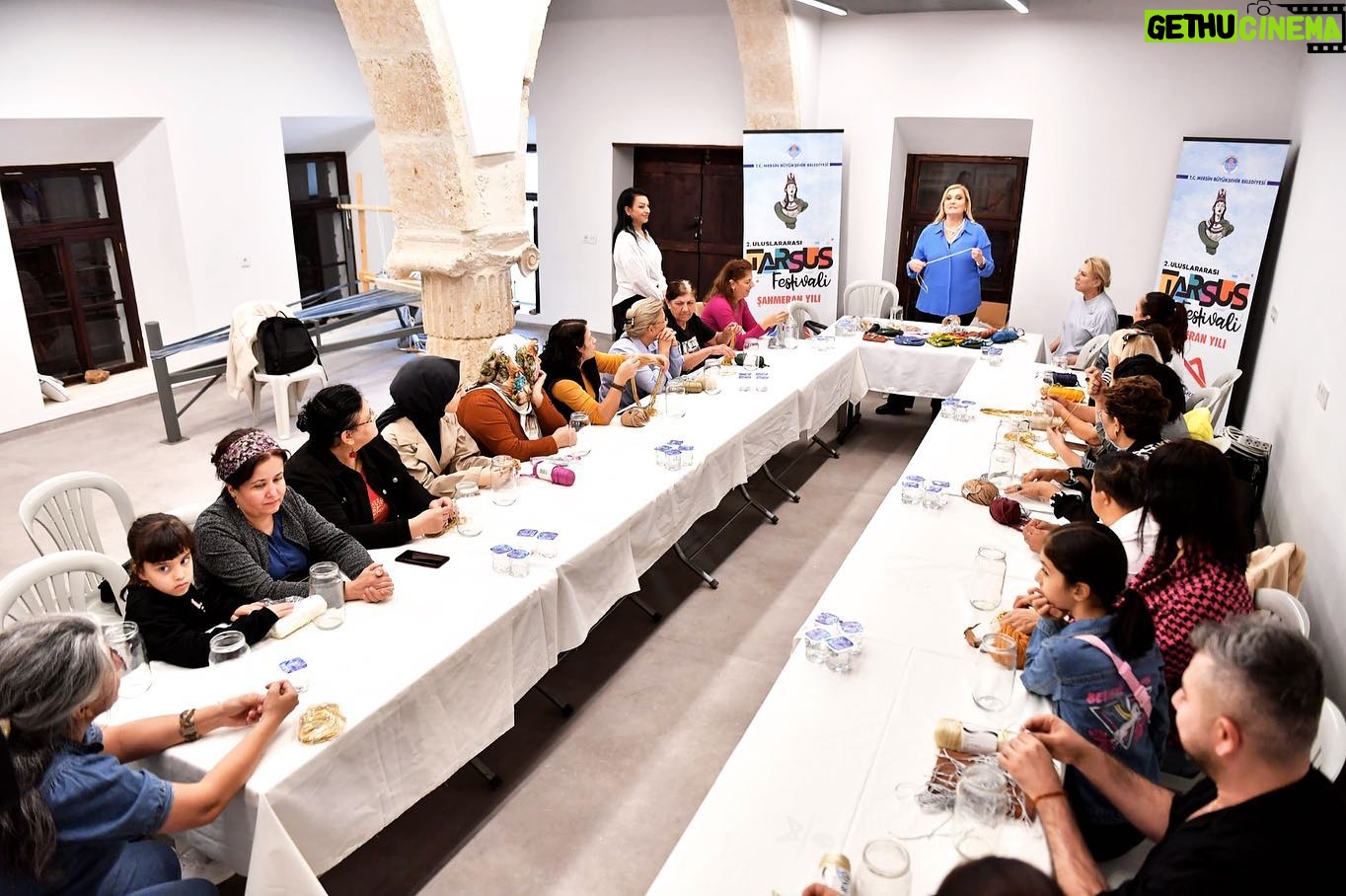 Derya Baykal Instagram - #tarsus festivali Etkiliğimiz çok güzel geçti,tüm katılımcılara , Emeği geçen dostlara, @mersinbuyuksehirbelediyesi ne, @mersindenkadinkoop ve @meral.secer e 🙏❤️ Çok teşekkür ediyoruz.. @nurbirgin