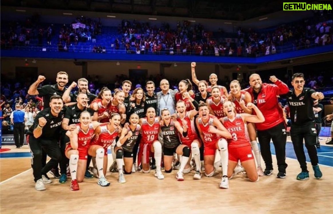 Derya Baykal Instagram - Gerçekten gurur duydum...🧿☺️ Tebrikler, sevgiyle sarılıyorum size ve tüm emeği geçenlere... 🙏👏👏👏👏👏👏🧿🥰💫 #fileninsultanları #dünyaşampiyonları #voleybol