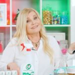 Derya Baykal Instagram - Evde Cif yapabileceğinizi biliyor muydunuz? Duyunca çok şaşırdığım, temizlikte yepyeni ve aşırı ekonomik bir tarif paylaşıyorum sizinle. Bu tarif için sadece su, cif konsantre ve bitmiş cif şişesi yeterli. 3 adımda Cif’iniz yeniden hazır; Tak, çevir ve salla! Hem yarı fiyatına, hem de Cif spreyle birebir aynı güçte! @cifturkiye #işbirliği