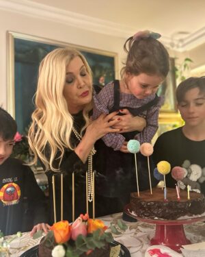 Derya Baykal Instagram - Yeni yaşım çoluklu çocuklu torunlu hoşgelmiş...🙏🥰
Yavrularıma, arkadaşlarıma,akrabalarıma,dostarıma
takipçilerime,çalışma arkadaşlarıma harika mesajları dilekleri için çok teşekkür ederim🙏🥰
İyi ki varsınız🙏🧿 
@mertbaykal 
@bernaparlak 
@ferhansensoy 
@cemoget 
@deryasensoy 
@celalcanalgul 
#alibaykal 🧿
#ömercembaykal 🧿 
#peraöget 🧿