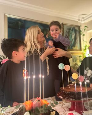 Derya Baykal Instagram - Yeni yaşım çoluklu çocuklu torunlu hoşgelmiş...🙏🥰
Yavrularıma, arkadaşlarıma,akrabalarıma,dostarıma
takipçilerime,çalışma arkadaşlarıma harika mesajları dilekleri için çok teşekkür ederim🙏🥰
İyi ki varsınız🙏🧿 
@mertbaykal 
@bernaparlak 
@ferhansensoy 
@cemoget 
@deryasensoy 
@celalcanalgul 
#alibaykal 🧿
#ömercembaykal 🧿 
#peraöget 🧿