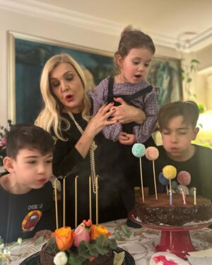Derya Baykal Instagram - Yeni yaşım çoluklu çocuklu torunlu hoşgelmiş...🙏🥰
Yavrularıma, arkadaşlarıma,akrabalarıma,dostarıma
takipçilerime,çalışma arkadaşlarıma harika mesajları dilekleri için çok teşekkür ederim🙏🥰
İyi ki varsınız🙏🧿 
@mertbaykal 
@bernaparlak 
@ferhansensoy 
@cemoget 
@deryasensoy 
@celalcanalgul 
#alibaykal 🧿
#ömercembaykal 🧿 
#peraöget 🧿