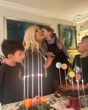 Derya Baykal Instagram - Yeni yaşım çoluklu çocuklu torunlu hoşgelmiş...🙏🥰
Yavrularıma, arkadaşlarıma,akrabalarıma,dostarıma
takipçilerime,çalışma arkadaşlarıma harika mesajları dilekleri için çok teşekkür ederim🙏🥰
İyi ki varsınız🙏🧿 
@mertbaykal 
@bernaparlak 
@ferhansensoy 
@cemoget 
@deryasensoy 
@celalcanalgul 
#alibaykal 🧿
#ömercembaykal 🧿 
#peraöget 🧿