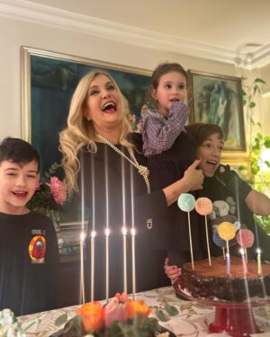 Derya Baykal Instagram - Yeni yaşım çoluklu çocuklu torunlu hoşgelmiş...🙏🥰
Yavrularıma, arkadaşlarıma,akrabalarıma,dostarıma
takipçilerime,çalışma arkadaşlarıma harika mesajları dilekleri için çok teşekkür ederim🙏🥰
İyi ki varsınız🙏🧿 
@mertbaykal 
@bernaparlak 
@ferhansensoy 
@cemoget 
@deryasensoy 
@celalcanalgul 
#alibaykal 🧿
#ömercembaykal 🧿 
#peraöget 🧿