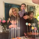 Derya Baykal Instagram - Yeni yaşım çoluklu çocuklu torunlu hoşgelmiş...🙏🥰 Yavrularıma, arkadaşlarıma,akrabalarıma,dostarıma takipçilerime,çalışma arkadaşlarıma harika mesajları dilekleri için çok teşekkür ederim🙏🥰 İyi ki varsınız🙏🧿 @mertbaykal @bernaparlak @ferhansensoy @cemoget @deryasensoy @celalcanalgul #alibaykal 🧿 #ömercembaykal 🧿 #peraöget 🧿