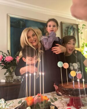 Derya Baykal Instagram - Yeni yaşım çoluklu çocuklu torunlu hoşgelmiş...🙏🥰
Yavrularıma, arkadaşlarıma,akrabalarıma,dostarıma
takipçilerime,çalışma arkadaşlarıma harika mesajları dilekleri için çok teşekkür ederim🙏🥰
İyi ki varsınız🙏🧿 
@mertbaykal 
@bernaparlak 
@ferhansensoy 
@cemoget 
@deryasensoy 
@celalcanalgul 
#alibaykal 🧿
#ömercembaykal 🧿 
#peraöget 🧿